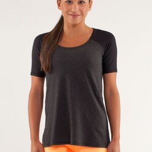 Lululemon Spincity Tee – Heathered Black (size 6)